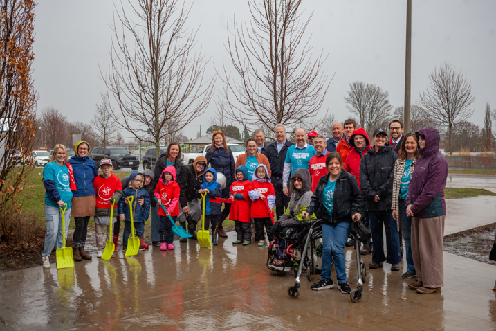 Students from JG Simcoe Public School; Rachel Doornekamp, Inclusive Play Project; Amy Elgersma, City of Kingston; Mike Espey, Dan Gostlin, Mike Mercier, Canadian Tire; Mayor Bryan Paterson; Councillor Brandon Tozzo; Lori Gagnon, Jumpstart Canadian Tire Charities; Mitch Wiskel, City of Kingston; Councillor Paul Chaves; Sara Miller, City of Kingston; Ian Cholmondeley; Inclusive Play Project volunteers.