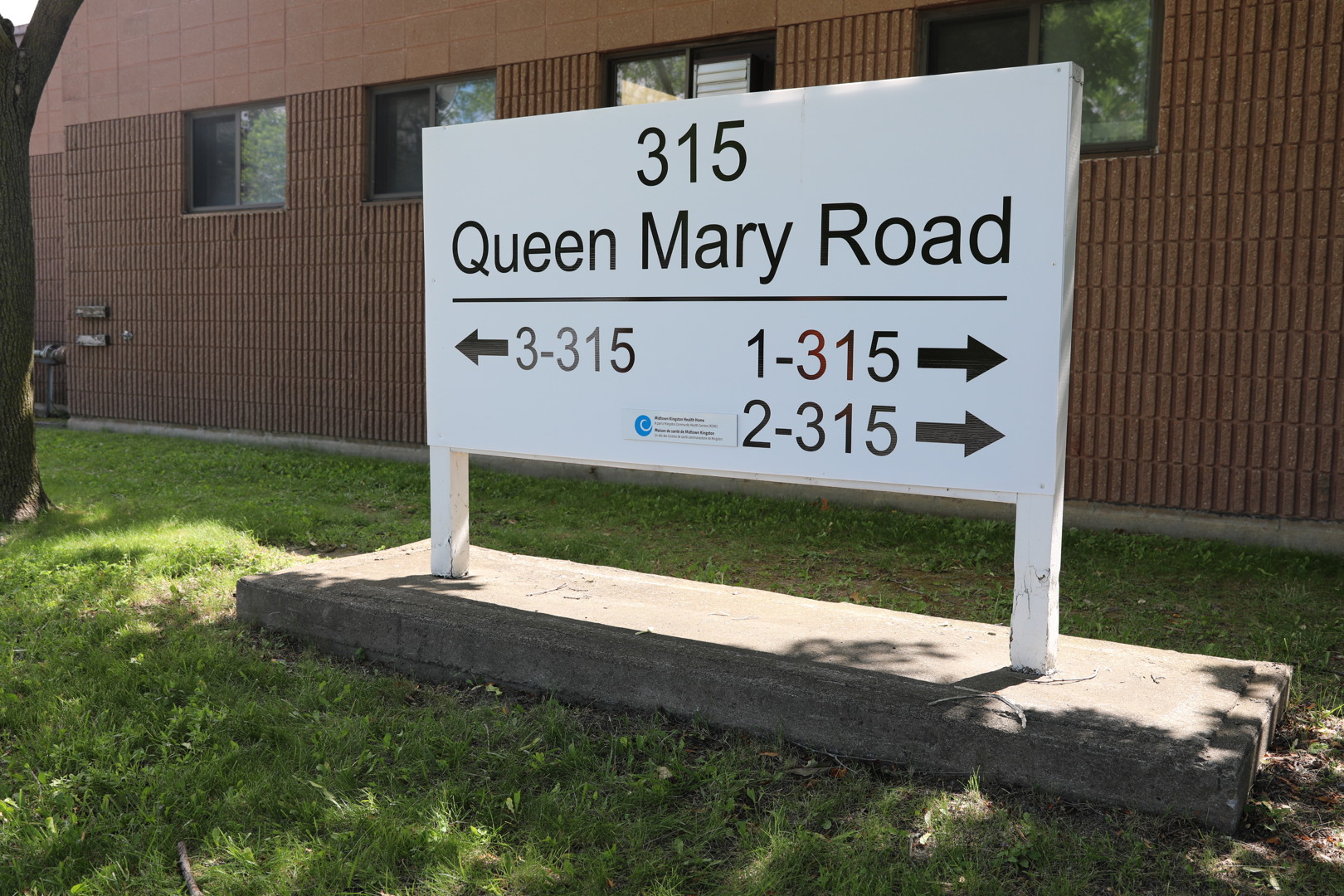 Sign outside 315 Queen Mary Road showing directional arrows to units 1–315, 2–315, and 3–315